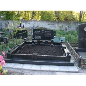 Черный мемориальный комплекс из гранита на кладбище Берковцы