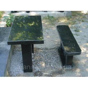 Стол и лавочка на кладбище