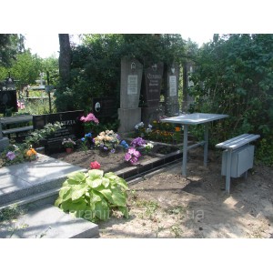 Стол и лавочка на кладбище